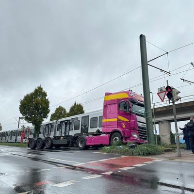 FW-NE: Verkehrsunfall zwischen LKW und Straßenbahn auf der Düsseldorfer Straße | Zwei Personen verletzt