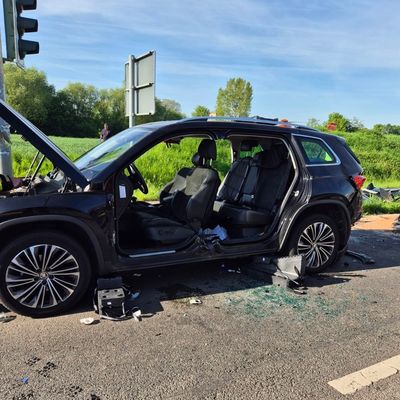 FW Xanten: Auffahrunfall im Kreuzungsbereich - Zwei Personen aus Fahrzeug befreit