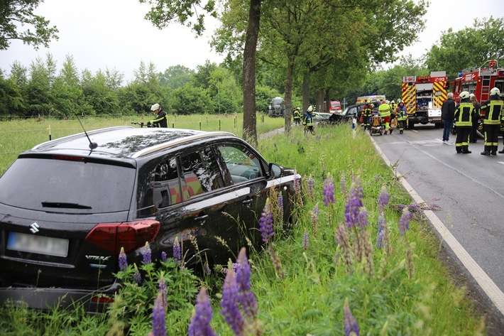 FW-SE: Schwerer Verkehrsunfall zwischen drei Personenkraftwagen