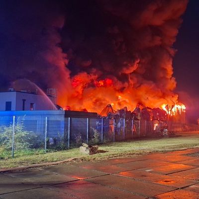 FW Helmstedt: Großbrand im Industriegebiet Neue Breite: Lagerhalle brennt vollständig nieder