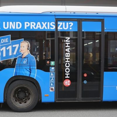 FW-HH: Ein Bus mit klarer Botschaft: Die richtige Nummer im richtigen Moment!