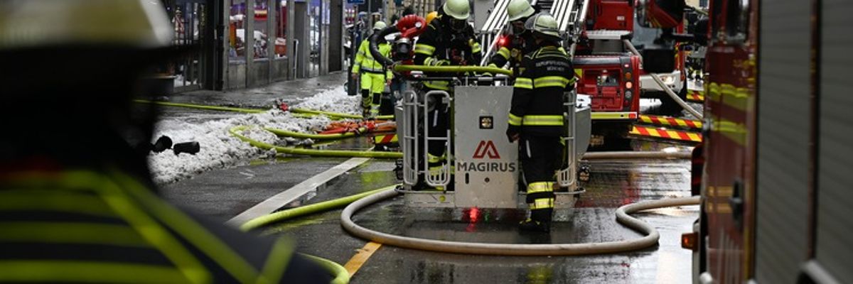 FW-M: Großeinsatz von Feuerwehr und Rettungsdienst bei Wohnungsbrand (Ludwigsvorstadt)
