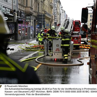 FW-M: Großeinsatz von Feuerwehr und Rettungsdienst bei Wohnungsbrand (Ludwigsvorstadt)