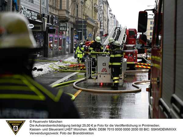 FW-M: Großeinsatz von Feuerwehr und Rettungsdienst bei Wohnungsbrand (Ludwigsvorstadt)