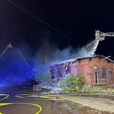 FW Helmstedt: Leerstehende Lagerhalle in Vollbrand