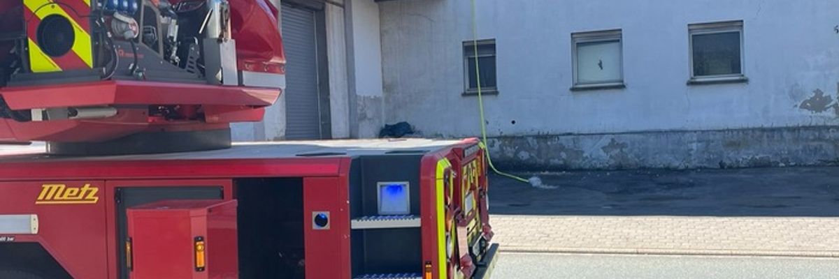 FW-PL: Lagerhalle drohte einzustürzen - Feuerwehr verhindert Schlimmeres