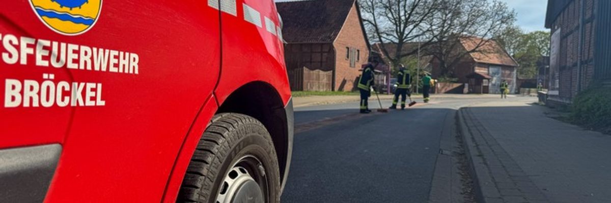 FW Flotwedel: Eine erneute Ölspur und eine qualmende Papierpresse halten die Feuerwehren im Flotwedel auf Trab