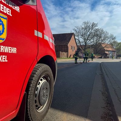 FW Flotwedel: Eine erneute Ölspur und eine qualmende Papierpresse halten die Feuerwehren im Flotwedel auf Trab