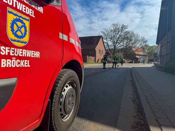 FW Flotwedel: Eine erneute Ölspur und eine qualmende Papierpresse halten die Feuerwehren im Flotwedel auf Trab