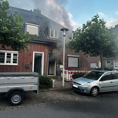 FW Düren: Brand greift auf Wohnhaus über