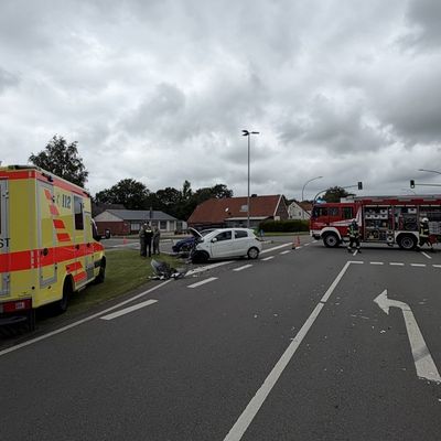 FW-AUR: Verkehrsunfall im Kreuzungsbereich der B210
