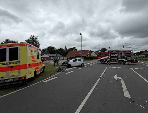 FW-AUR: Verkehrsunfall im Kreuzungsbereich der B210