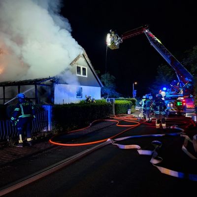FW-Lohmar: Nächtlicher Vollbrand eines Fertighauses