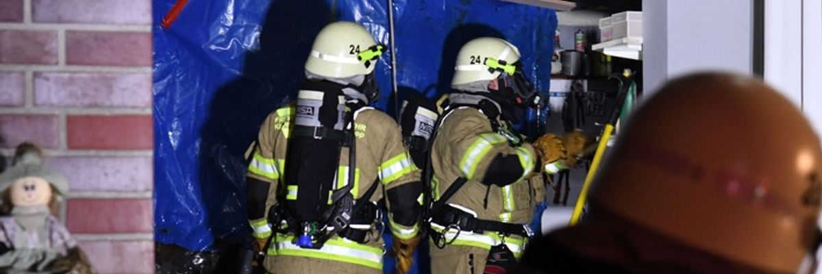 FW-PI: Klein Offenseth-Sparrieshoop: Feuer in einer Garage greift auf zweite Garage über - zwei Häuser gehalten