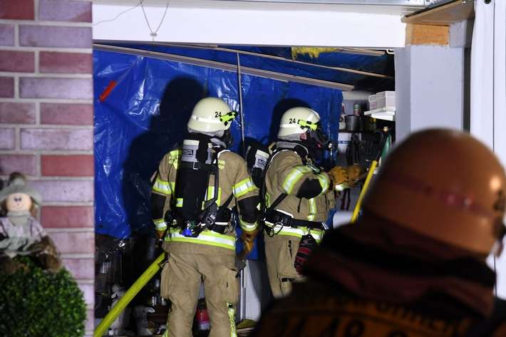 FW-PI: Klein Offenseth-Sparrieshoop: Feuer in einer Garage greift auf zweite Garage über - zwei Häuser gehalten