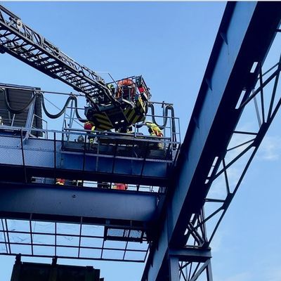 FW-MH: Arbeiter auf Kranbahn verletzt - Feuerwehr rettet Patient aus 12 Metern Höhe über Drehleiter