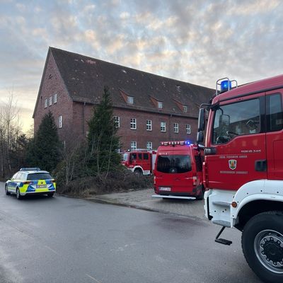 FW-AUR: Ertönender Alarm aus verschlossenem Gebäude