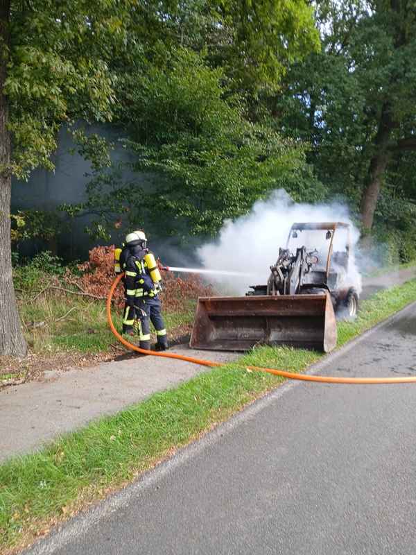 FW-Schermbeck: Radlader brannte