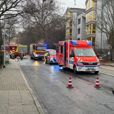 FW-EN: Wohnungsbrand mit Verdacht der Menschenrettung - Feuerwehr im Dauereinsatz - Zwei Brände und mehrere Ölspuren fordern die Einsatzkräfte