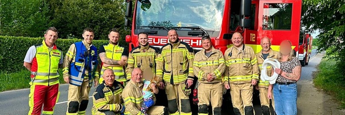 FW Rheurdt: Kind "Hals über Kopf" in Toilettensitz eingeklemmt - Feuerwehr sorgt für Happy End