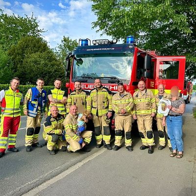 FW Rheurdt: Kind "Hals über Kopf" in Toilettensitz eingeklemmt - Feuerwehr sorgt für Happy End