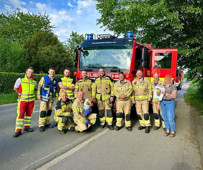FW Rheurdt: Kind "Hals über Kopf" in Toilettensitz eingeklemmt - Feuerwehr sorgt für Happy End