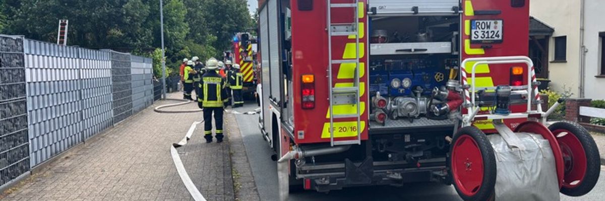 FW-ROW: Schuppenbrand endet glimpflich