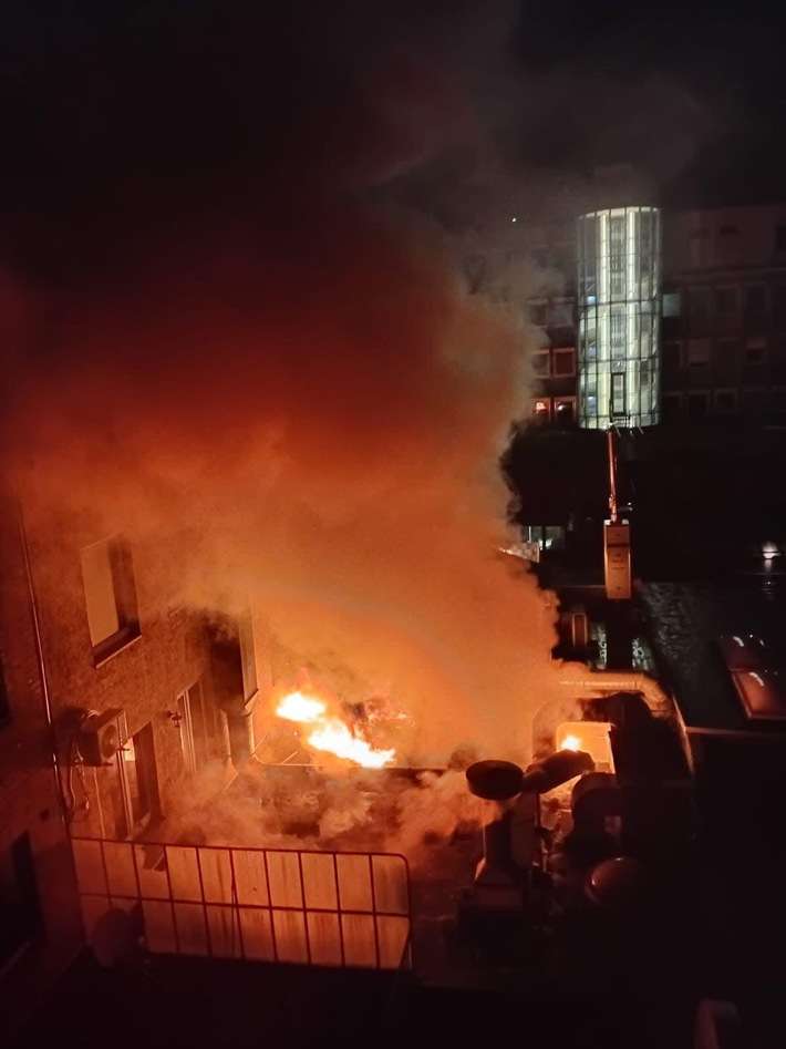 FW Düren: Zimmerbrand in Gewerbeobjekt am Kaiserplatz