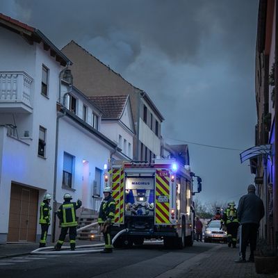 FW LK Neunkirchen: Rauchsäule weist Feuerwehr den Weg - Mehrparteienhaus nach Brand unbewohnbar