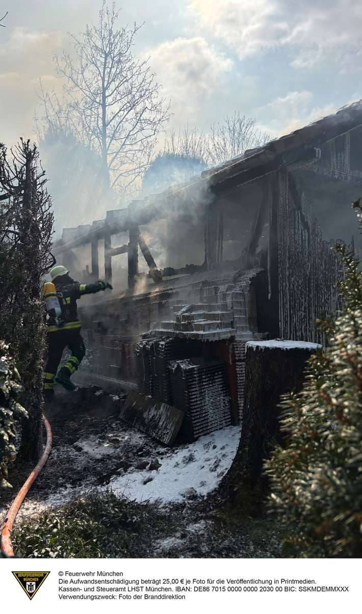 FW-M: Gartenhütte brennt nieder (Feldmoching)