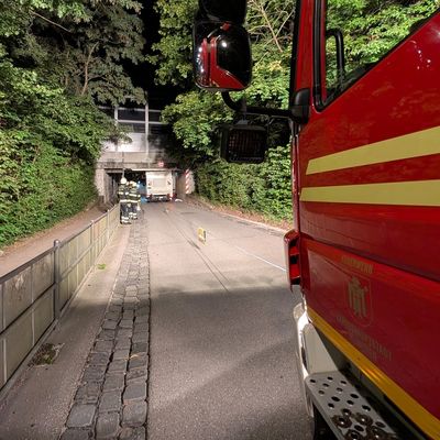 FW-M: Transporter steckt in Unterführung fest (Untermenzing)