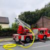 FW-E: Brand eines leerstehenden Gebäudes - Feuerwehr verhindert Brandausbreitung