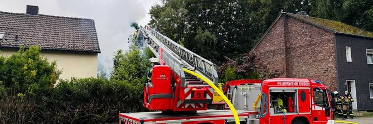 FW-E: Brand eines leerstehenden Gebäudes - Feuerwehr verhindert Brandausbreitung
