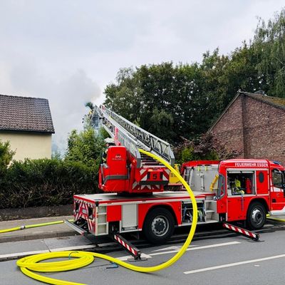FW-E: Brand eines leerstehenden Gebäudes - Feuerwehr verhindert Brandausbreitung