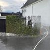 FW Ense: Heckenbrand in Ense-Lüttringen: Feuerwehr führt Nachlöscharbeiten durch**