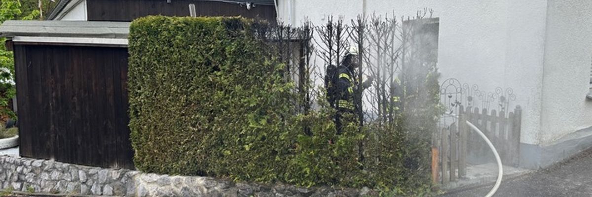 FW Ense: Heckenbrand in Ense-Lüttringen: Feuerwehr führt Nachlöscharbeiten durch**