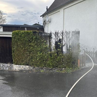 FW Ense: Heckenbrand in Ense-Lüttringen: Feuerwehr führt Nachlöscharbeiten durch**