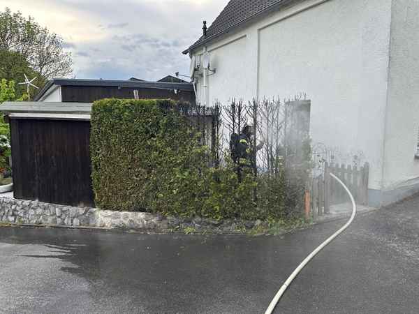 FW Ense: Heckenbrand in Ense-Lüttringen: Feuerwehr führt Nachlöscharbeiten durch**