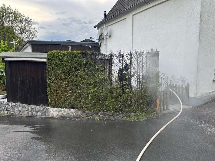 FW Ense: Heckenbrand in Ense-Lüttringen: Feuerwehr führt Nachlöscharbeiten durch**