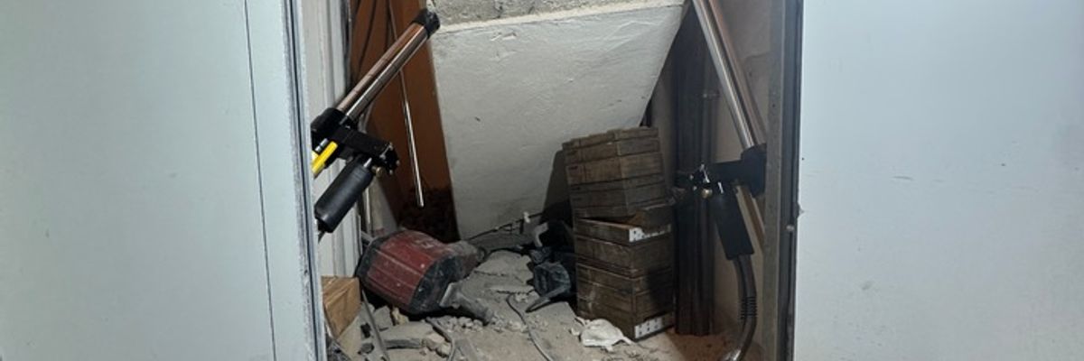 FW Dresden: Schwerer Arbeitsunfall in Wohnhochhaus - Arbeiter von Betonteil eingeklemmt und reanimiert