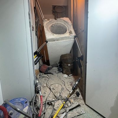 FW Dresden: Schwerer Arbeitsunfall in Wohnhochhaus - Arbeiter von Betonteil eingeklemmt und reanimiert