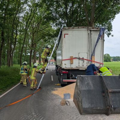 FW-OLL: LKW beschädigt Auflieger - Feuerwehr Littel sichert Ladung auf der Huntloser Straße
