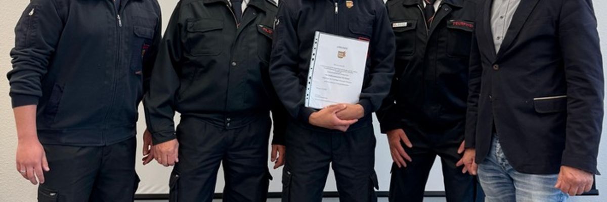 FW-EN: Besondere Ehrung für Stadtjugendfeuerwehrwart Tom Noquer - Bürgermeister Langhard gratuliert!