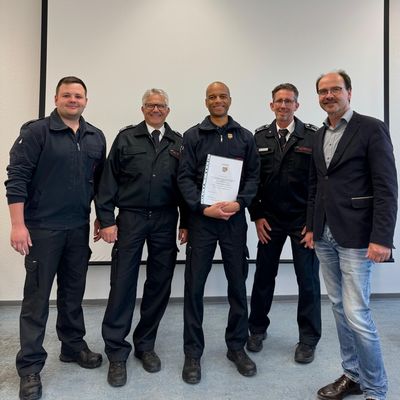 FW-EN: Besondere Ehrung für Stadtjugendfeuerwehrwart Tom Noquer - Bürgermeister Langhard gratuliert!