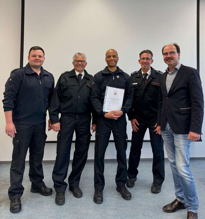 FW-EN: Besondere Ehrung für Stadtjugendfeuerwehrwart Tom Noquer - Bürgermeister Langhard gratuliert!