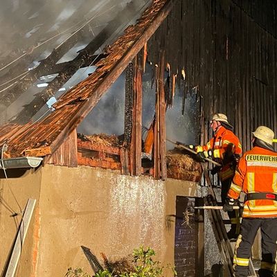 KFV-CW: Großbrand macht Wohnhaus unbewohnbar und verursacht hohen Schaden - Keine Verletzten - 50 Einsatzkräfte vor Ort