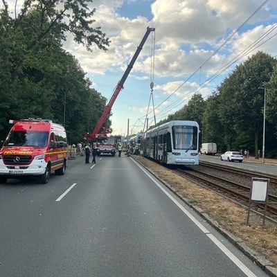 FW-E: Nachbarschaftliche Hilfe nach schwerem Straßenbahnunfall in Gelsenkirchen - Feuerwehr Essen unterstützt mit Spezialkräften