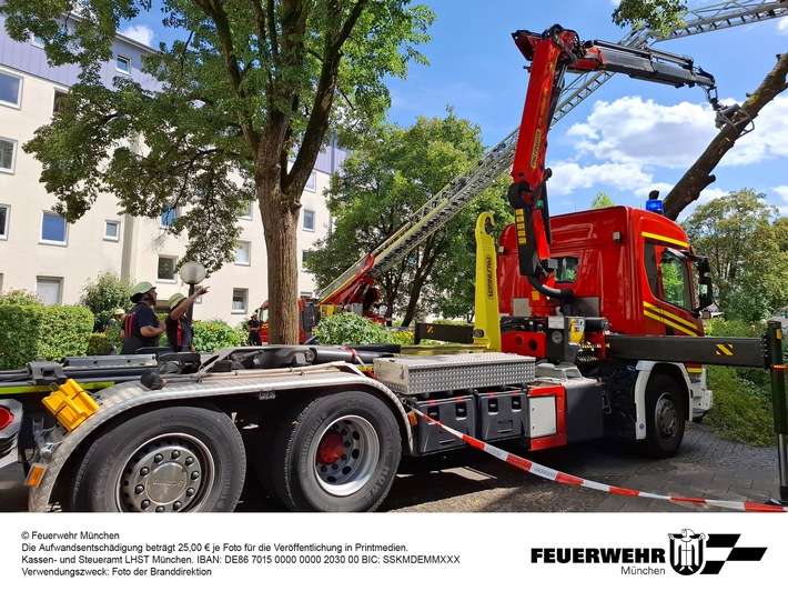 FW-M: Baum stürzt auf Haus (Berg am Laim)