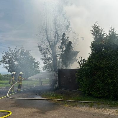FW Gäufelden: Ausgedehnter Heckenbrand mit Wohnwagen in Vollbrand