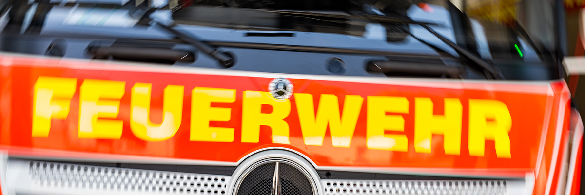 Feuerwehr Nürnberg: Massiver Balkonbrand im Hinterhof fordert Einsatzkräfte der Berufsfeuerwehr